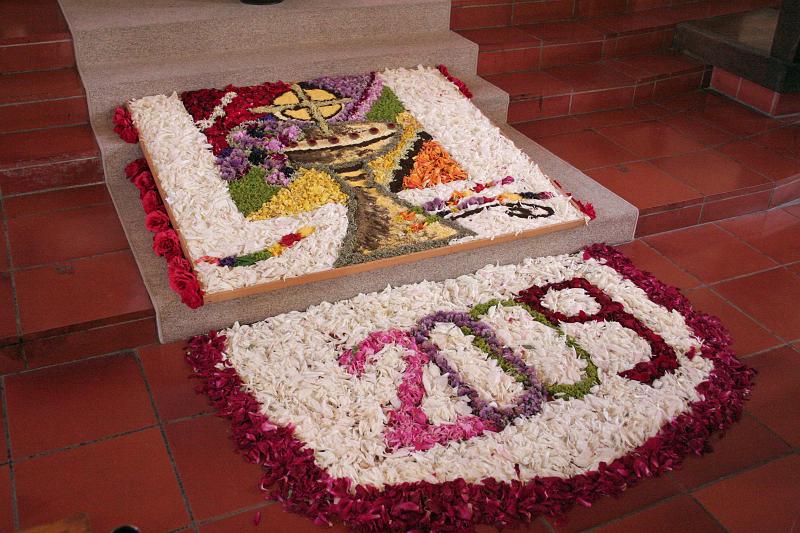 090611fronleichnam (08).jpg - ..., diesen Blumenteppich vor dem Altar gelegt...